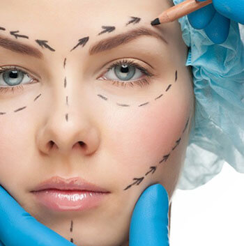 Güzellik merkezi yazılımı kullanıcısı kadının yüzünü güzellik operasyonu iin işaretliyor.