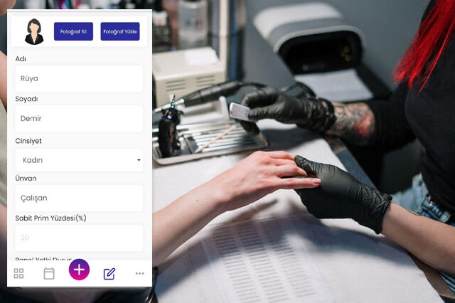 Tırnak stüdyosu online randevu programı kullanıcısı tırnak sanatçısı müşterisine manikür yapıyor.
