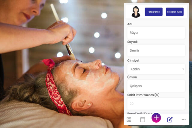 Güzellik merkezi yazılımı kullanıcısı güzellik uzmanı müşterisine yüz maskesi uyguluyor.