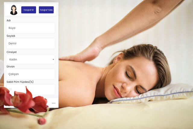Masaj salonu randevu sistemi kullanıcısı masör müşterilerine masaj yapıyor.