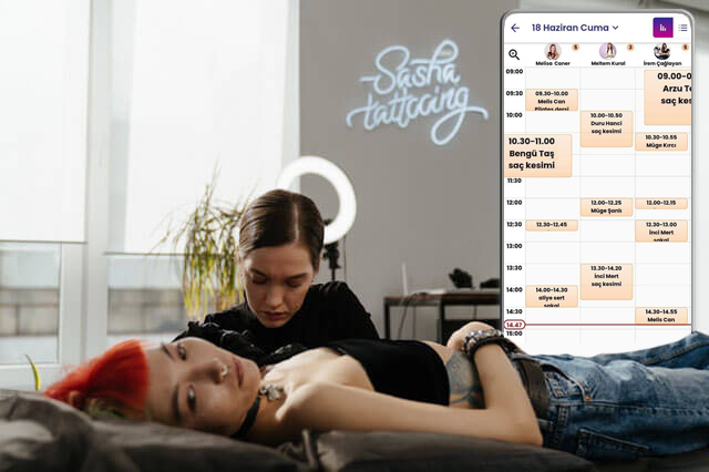 Online müşteri takip programı kullanıcısı dövme sanatçısı müşterisine dövme yapıyor.