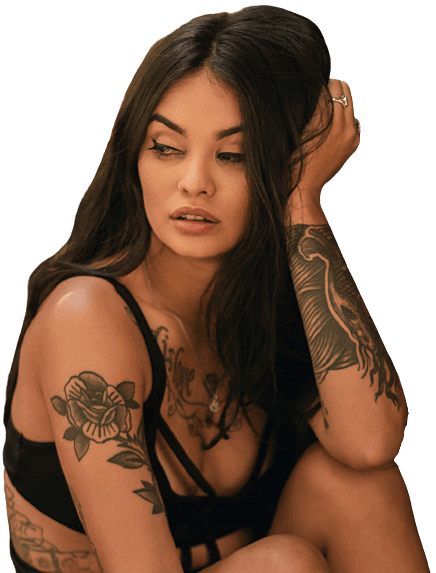 Tattoo ve pirecing randevu programı kullanıcısı dövmeli kaadın poz veriyor.
